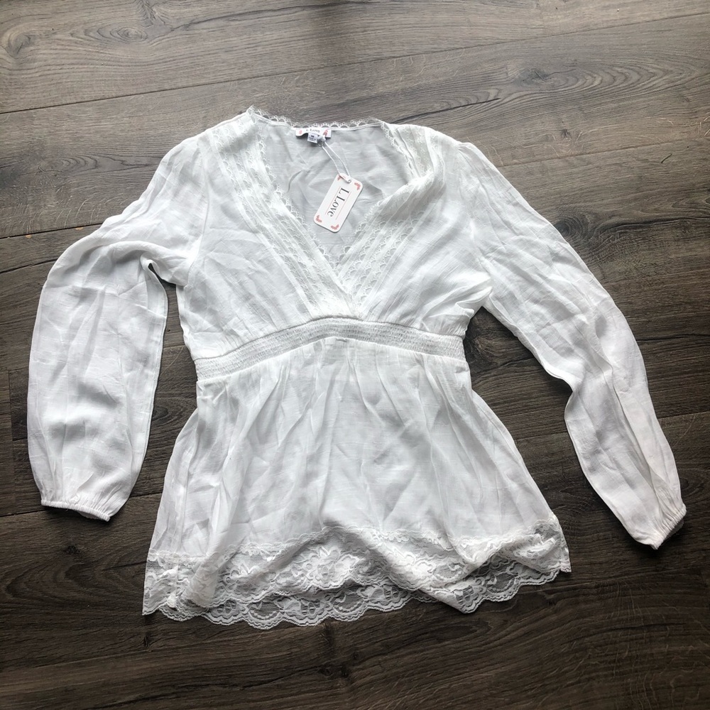 White boutique style top NWT size medium